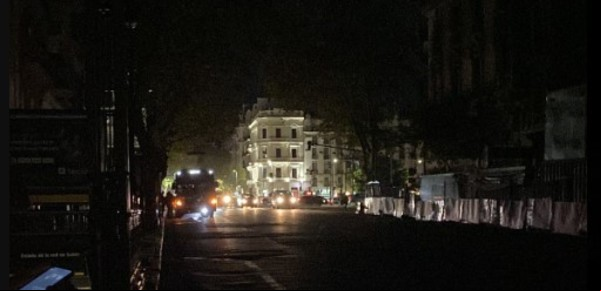 Apagón en la avenida Corrientes: restaurantes en penumbras, algunas funciones de teatro suspendidas y baile en la calle