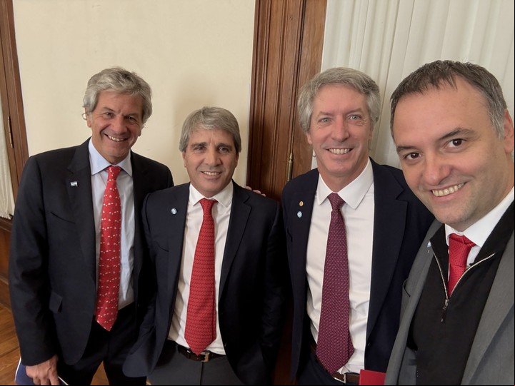 Manuel Adorni junto a Santiago Bausili, Luis Caputo y Juan Pazo, titular de ARCA, antes de la conferencia de prensa.