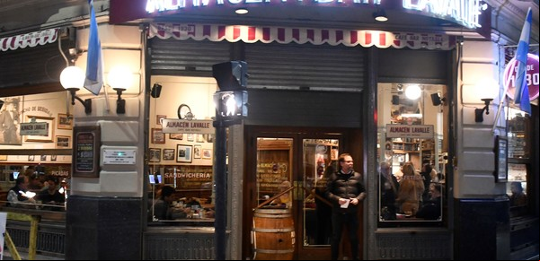 Nuevo homenaje al artista Florencio Molina Campos en el Bar Lavalle