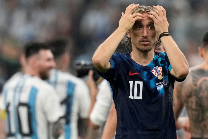 La sonrisa de Messi y la frustración de Modric, los capitanes del Argentina vs Croacia de Qatar 2022. Foto: AP Photo / Frank Augstein.