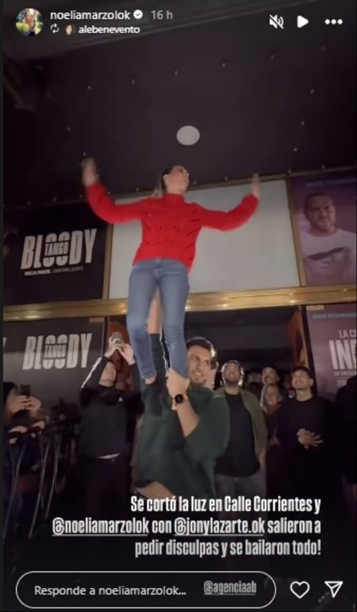 Marzol habló con el público en la puerta del teatro. Fotos: Instagram.