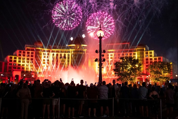 Fuegos artificiales en la gran apertura de Universal Epic Universe. Foto REUTERS/Marco Bello