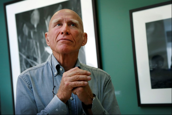 El fotógrafo brasileño Sebastião Salgado dirige una visita a su exposición "Sebastião Salgado: Génesis", el 24 de abril de 2014. (AP Photo/Wong Maye-E, Archivo)