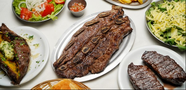 La tira de asado de la parrilla de barrio o el ojo de bife 6 veces más costoso de restaurantes de carnes premiados: ¿qué es más argentino?