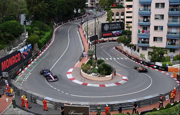 Franco Colapinto en la curva del hotel, una de las más emblemáticas de Montecarlo.