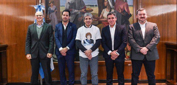 De las cripto a rascar la olla para ver si sacamos los dólares del colchón: así somos con todo