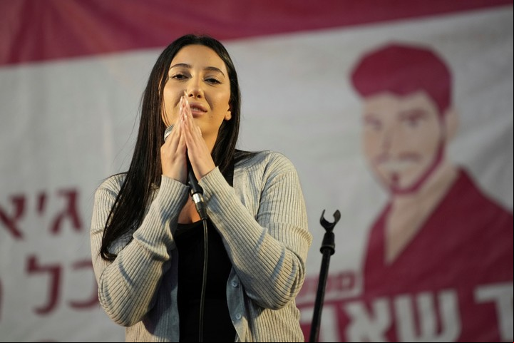 Yuval Raphael, este 22 de mayo, en la Plaza de los Rehenes de Tel Avivi. En el atentado de octubre de 2023, ella quedó bajo los cuerpos de sus amigos muertos. Foto: AP/Ohad Zwigenberg