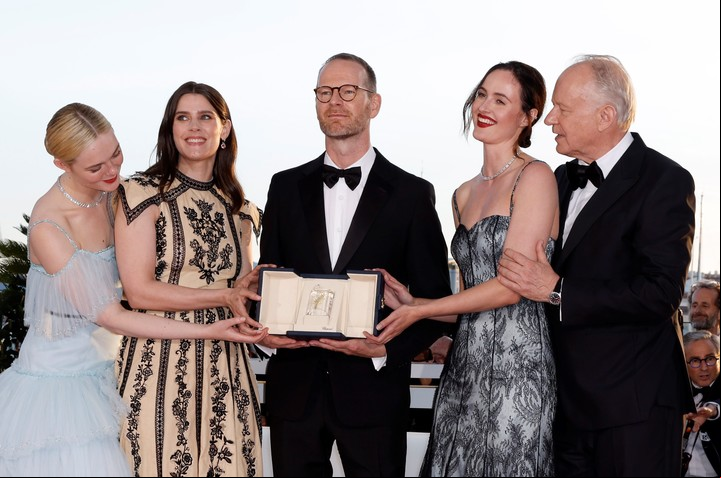 No lo dejaron solo. Joachim Trier y su elenco (Elle Fanning, Inga Ibsdotter Lilleaas, Renate Reinsve y Stellan Skarsgard). Foto EFE