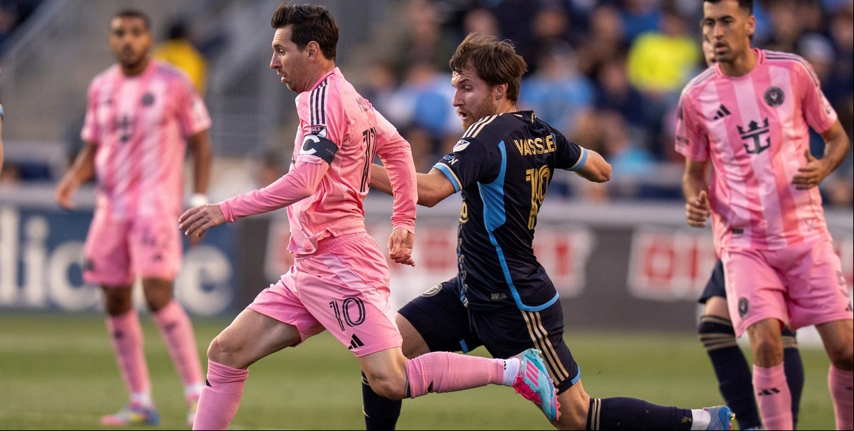Lionel Messi clavó un tiro libre genial en la remontada del Inter Miami frente a Philadelphia Union, que cerró Segovia con un golazo