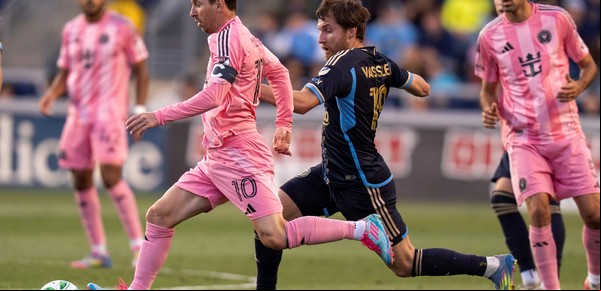 Lionel Messi clavó un tiro libre genial en la remontada del Inter Miami frente a Philadelphia Union, que cerró Segovia con un golazo