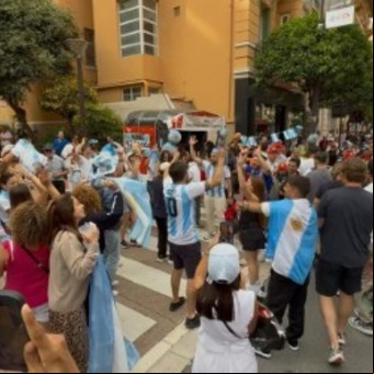 Donde hay argentinos siempre hay banderazo y la glamorosa Montecarlo no fue la excepción: “¡Qué de la mano de Colapinto, todos la vuelta vamos a dar!”