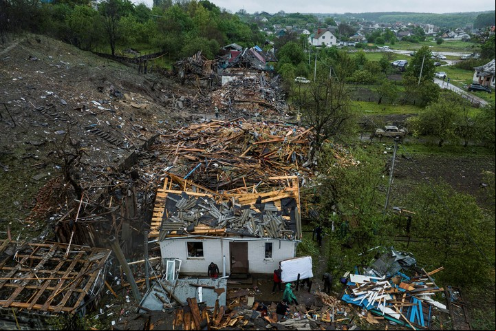 Vista de viviendas destruidas por un ataque ruso en Korostyshiv, región de Zhytomyr, Ucrania. Foto AP
