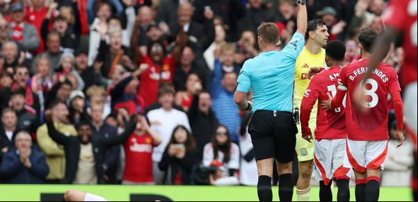 Dibu Martínez vio la primera tarjeta roja de su vida y Aston Villa perdió con polémica ante Manchester United y se quedó sin lugar en la próxima Champions League