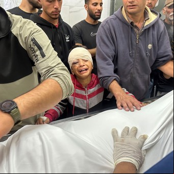 Israel bombardea una escuela en Gaza y deja más de 50 muertos: nueva oferta de alto el fuego y liberación de rehenes