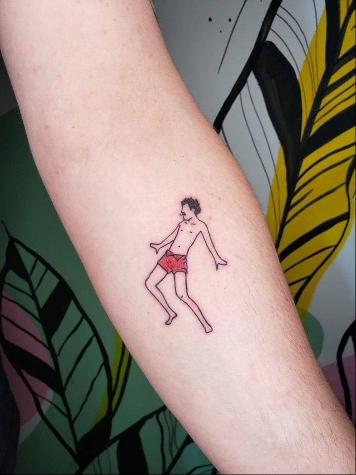 Charly García no tiene tatuajes pero inspiró millones. Como este, de cuando se tiró del noveno piso de un hotel mendocino.