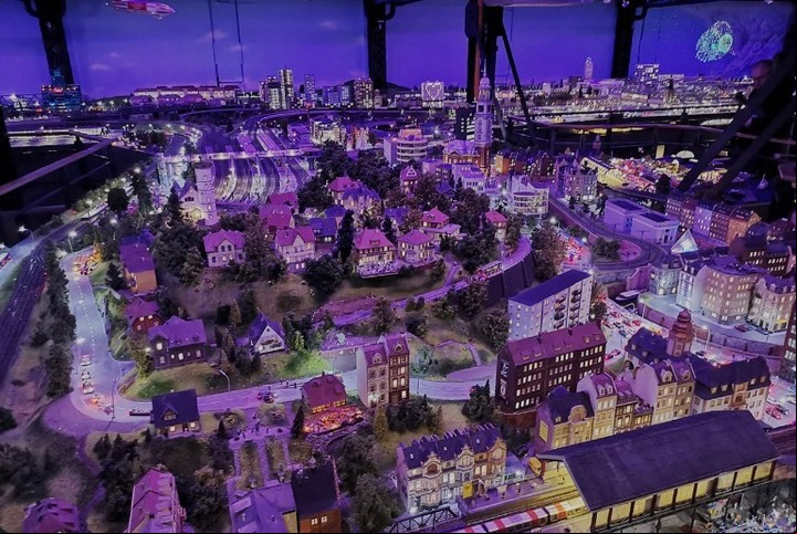 El sistema cuenta con un ciclo de iluminación diurno-nocturno recurrente y con casi 500.000 luces LED integradas (Miniatur-Wunderland).