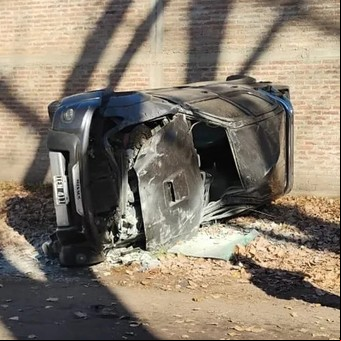 Se llevó la camioneta de su padrastro sin permiso, chocó de frente contra otro chico y murió: ninguno tenía registro