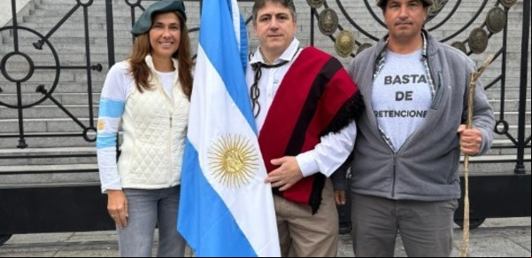 Duelo a caballo y con rebenques: el senador Francisco Paoltroni se cruzó con un intendente peronista por la reelección indefinida en Formosa