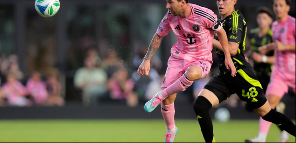 Messi jugó en modo PSG, clavó dos goles por arriba del arquero, fue la figura del Inter Miami y llega afilado a su vuelta con la Selección