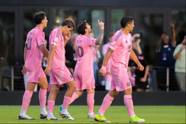 Las Garzas vienen marchando: Leo festeja uno de sus dos goles. Foto: Sam Navarro-Imagn Images.