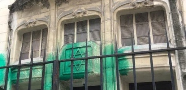 Ataque antisemita en París: vandalizaron el Memorial del Holocausto y varias sinagogas en medio de la tensión Macron-Israel