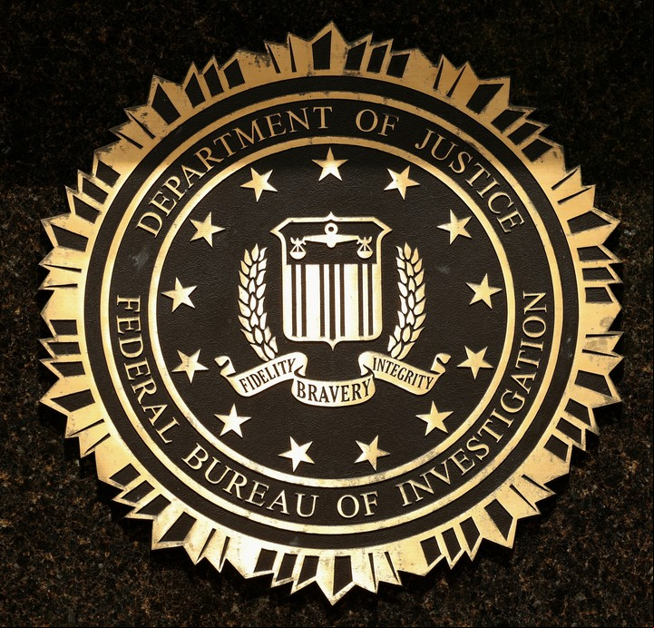Una vista muestra el sello del Buró Federal de Investigaciones (FBI) en el edificio J. Edgar Hoover el día en que el director del FBI, Kash Patel, anunció que redistribuirá a 1.500 agentes del FBI y cerrará la histórica sede del buró. Foto Reuters