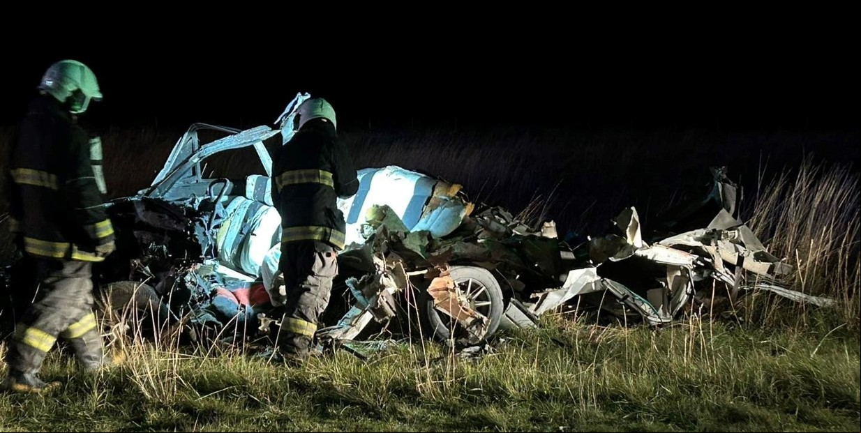 "¡Me mato, me mato!: discusión de pareja y choque brutal entre un VW Gol y un camión en la ruta 3