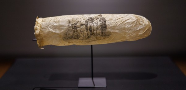 Sexo y arte: exhiben un preservativo de 1830 con dibujos eróticos de monjas y curas