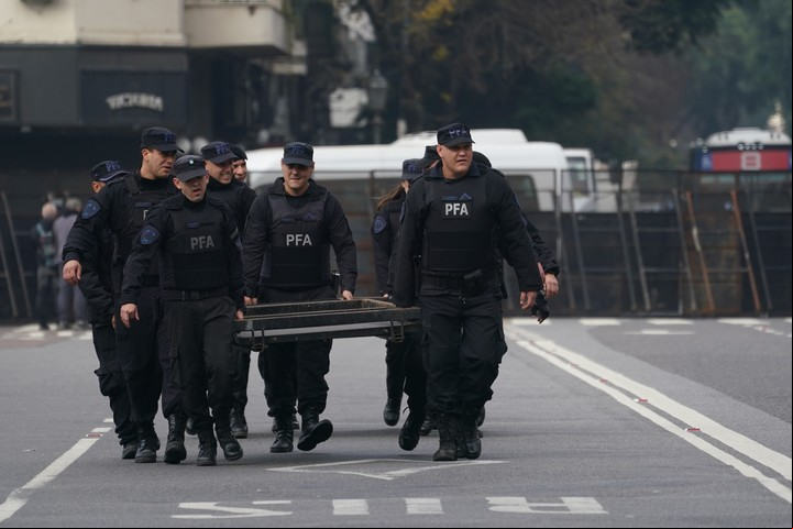 El operativo de seguridad en las inmediaciones del Congreso. Foto Juano Tesone.